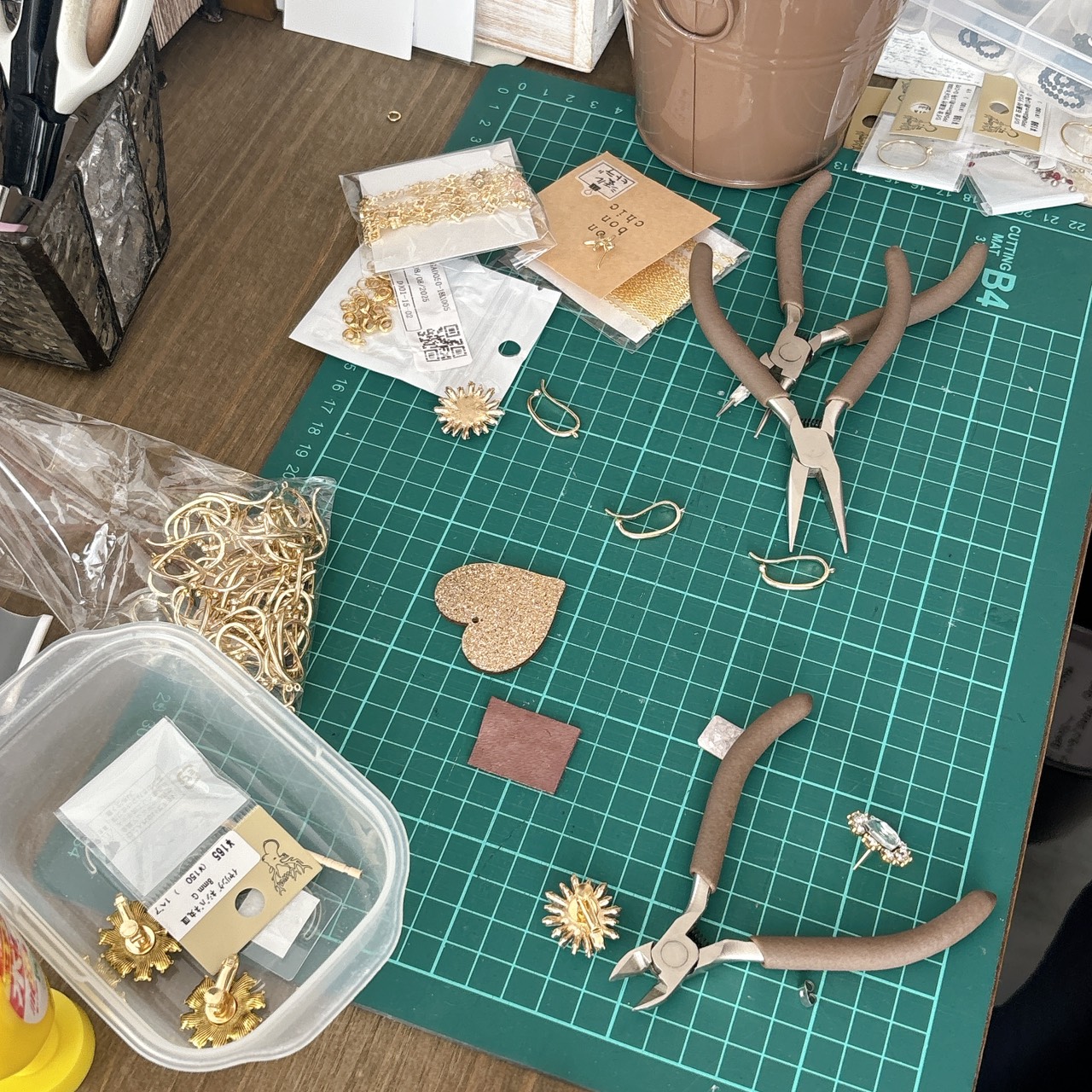 工具とアクセサリーパーツを並べた制作作業台